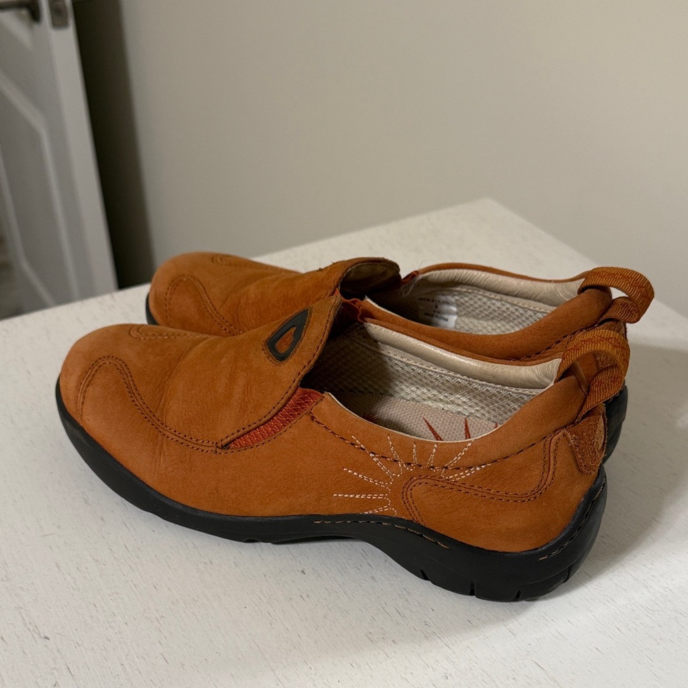 Dunham Durham Women’s Slip-On Walking Shoes / Color is Whiskey / Size 7 / Nubuck